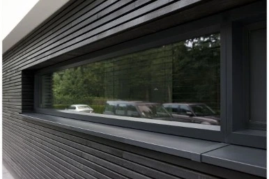 Aluminium dorpel onder een modern raam in gevel